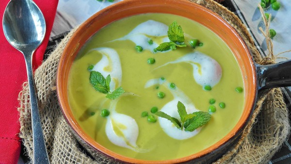 Lighten Up Your Work Lunch With This Pea, Mint, and Avocado Soup